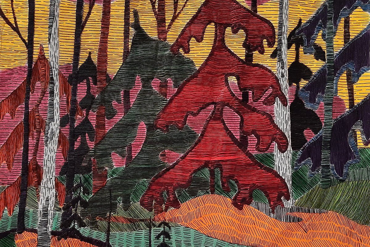 Textilt konstverk som föreställer en skog i många färger